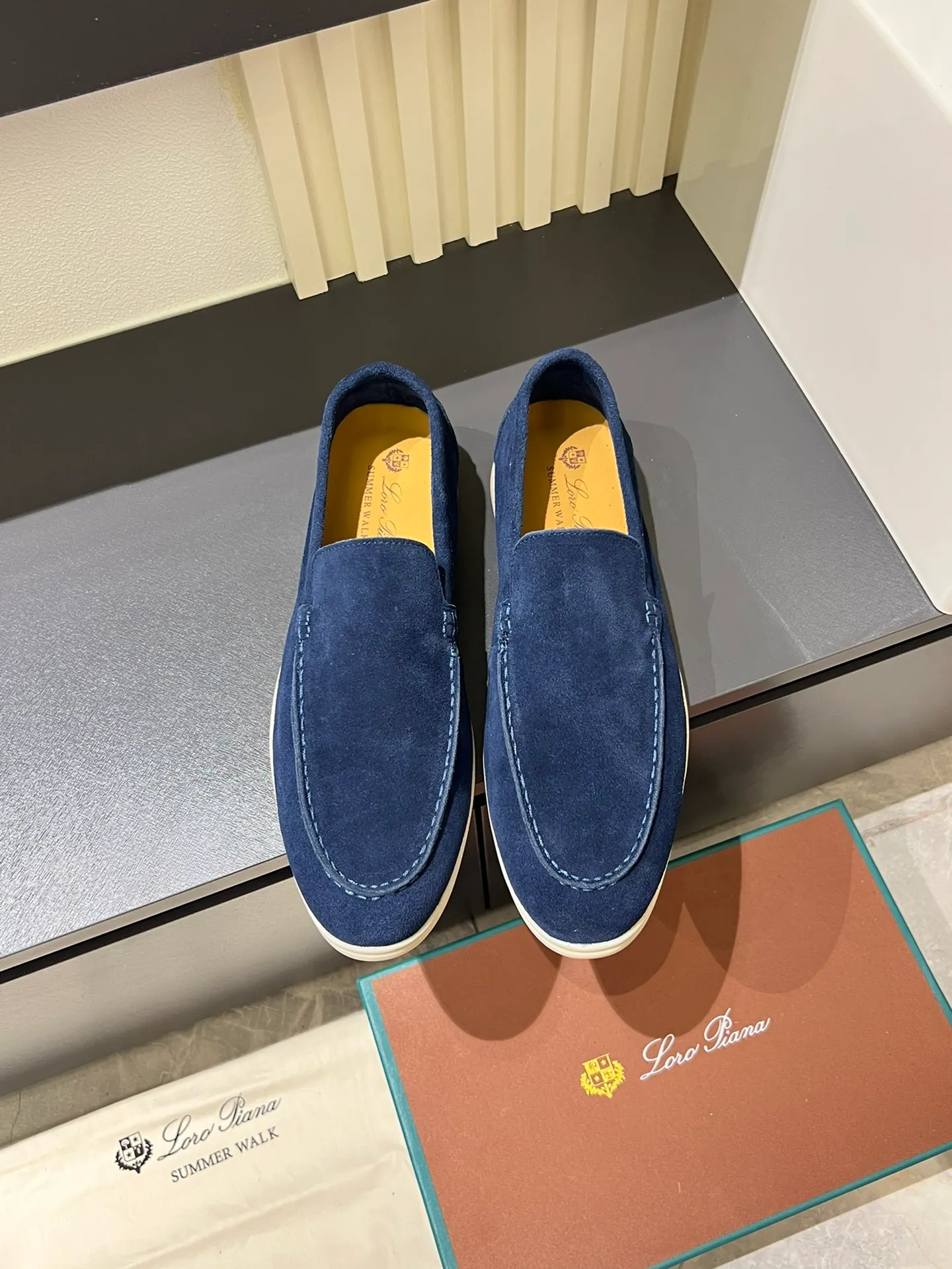 Men's shoes 💰p360 "Loro men's shoes 💰pian'*" Classic L men's shoes for couples 💰p Top version British flat loafers, a must-have item in old money style, the minimalist design is eye-catching and durable, a plus point for dressing The soft foot feel and texture are outstanding. They don’t scratch your feet and are very nice. They are matched with soft and waxy soles. They can be worn daily for a long time without getting tired. They are easy to wear, versatile and classic items, with perfect foot feel and texture! Imported cashmere fabric, the lining is made of imported A-grade water-dyed cow lining, the top version of the genuine leather midsole is sewn with pure handmade mark thread! Size: Female 35-40 (34. Customized) Male 38-44 (45.46. Customized)